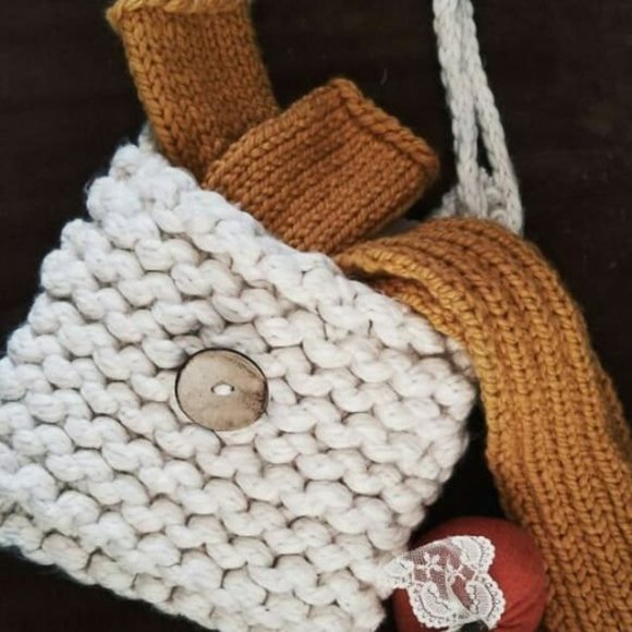 Handknit Tote Bag, Extra Chunky Ivory Yarn Knit, Vintage Wooden Button - Picture 4 of 12